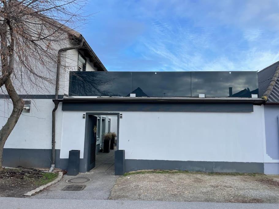 Outlet Center House, Pool-Jacuzzi-Garden-Sundeck Villa Parndorf Eksteriør bilde